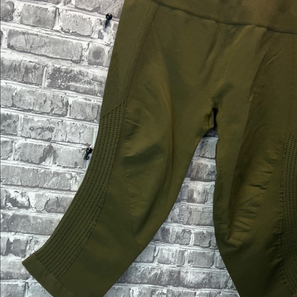 Women's Lululemon Army Green Capri Leggings - Picture 6 of 9